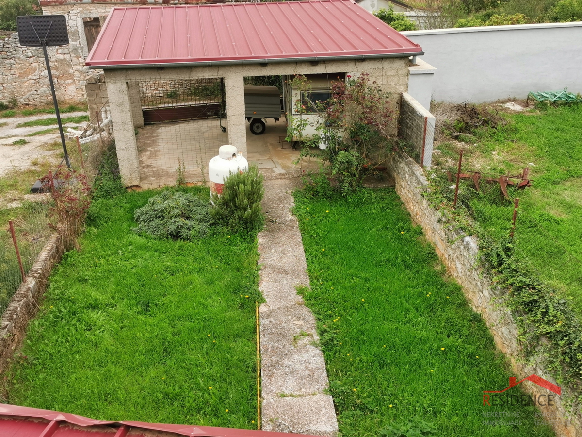 VODNJAN, CASA IN PIETRA CON GIARDINO