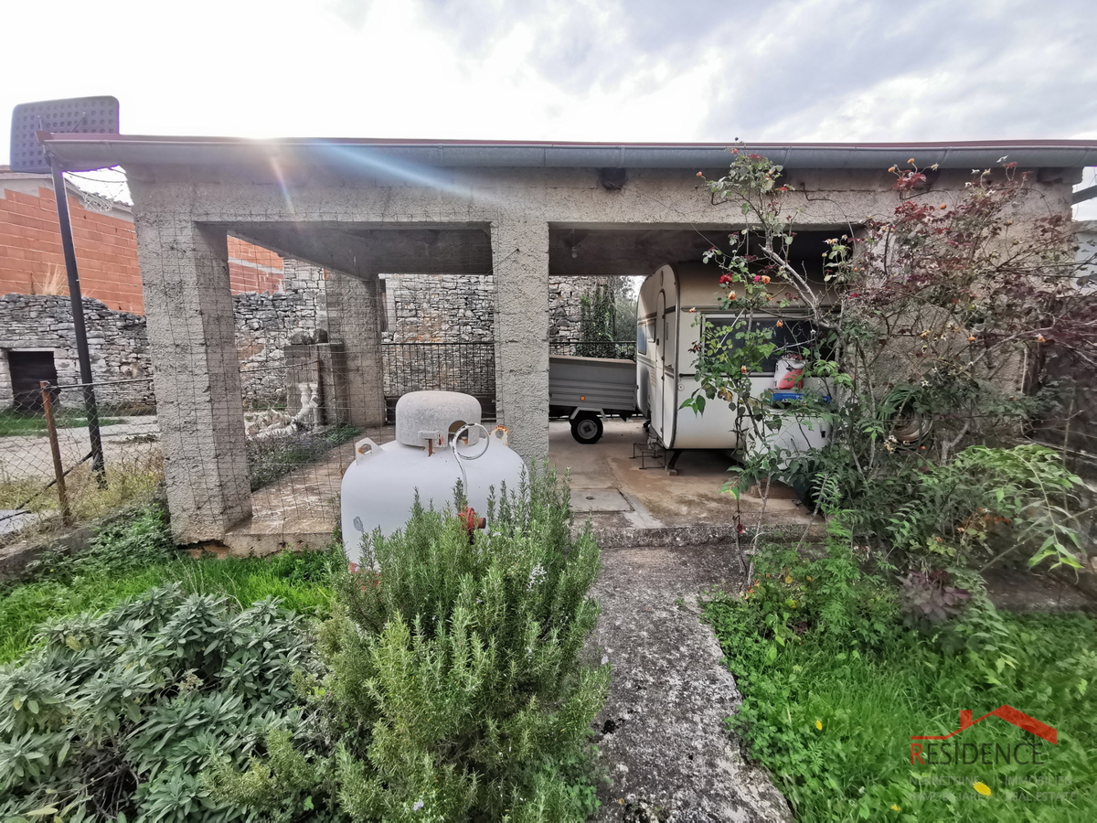 VODNJAN, CASA IN PIETRA CON GIARDINO