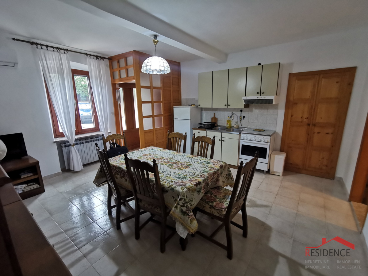 VODNJAN, CASA IN PIETRA CON GIARDINO