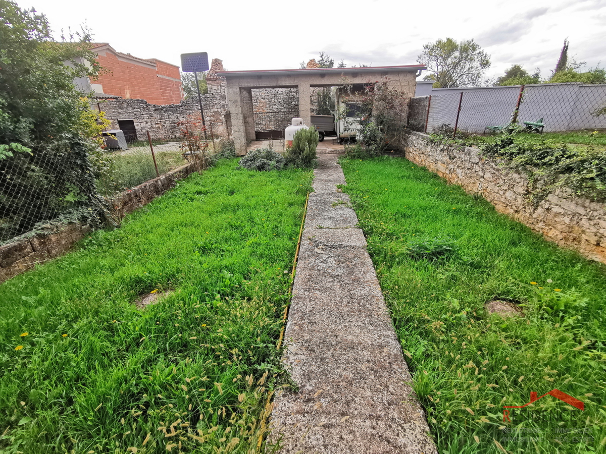 VODNJAN, CASA IN PIETRA CON GIARDINO