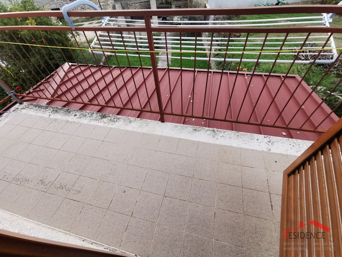 VODNJAN, CASA IN PIETRA CON GIARDINO