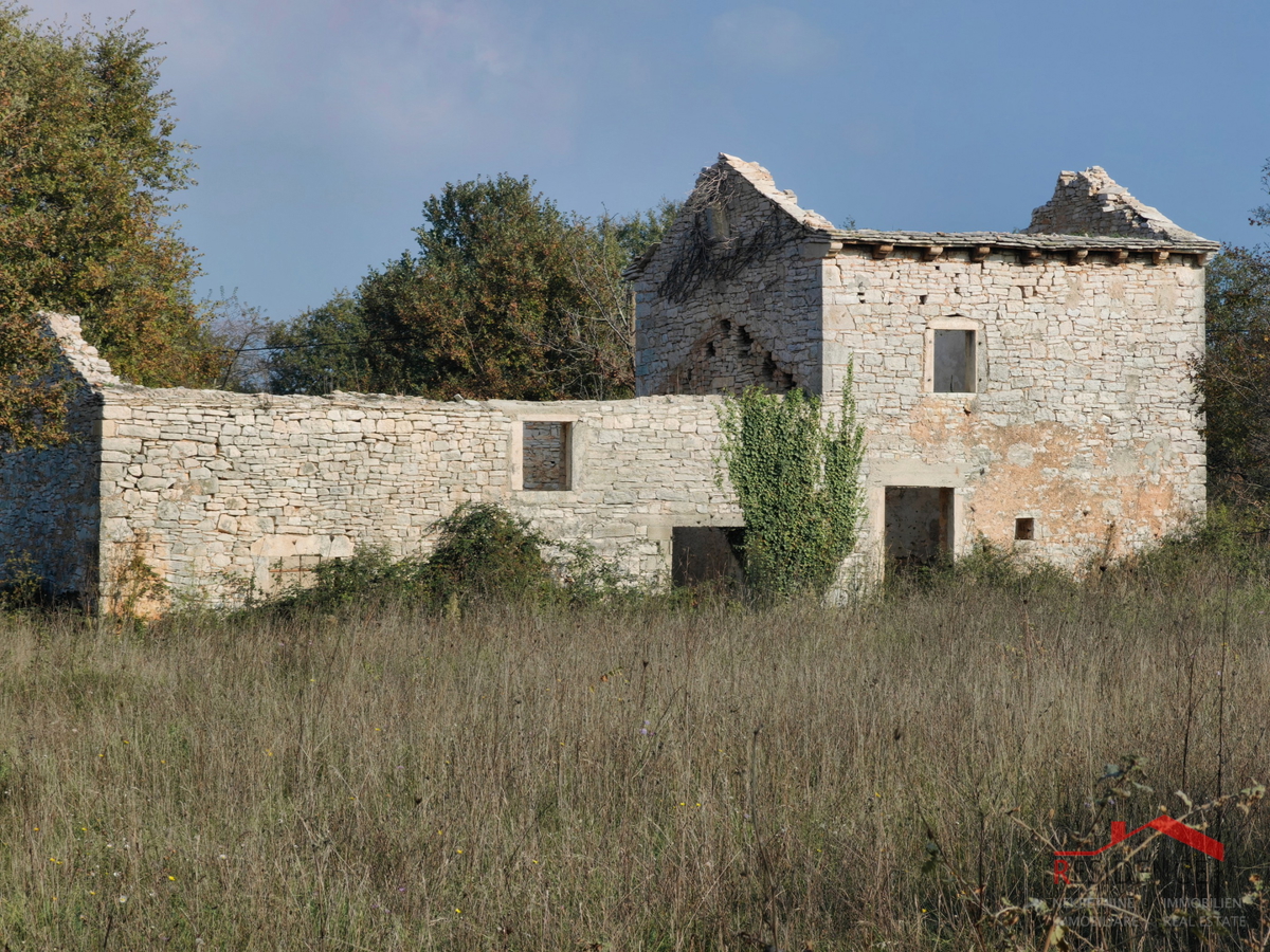 CUKRIĆI, UNA VECCHIA CASA IN PIETRA DA RISTRUTTURARE CON UN AMPIO GIARDINO