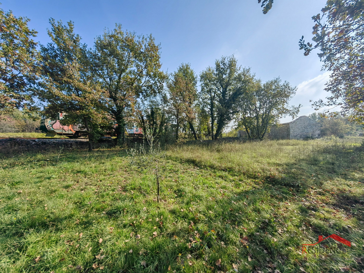 CUKRIĆI, UNA VECCHIA CASA IN PIETRA DA RISTRUTTURARE CON UN AMPIO GIARDINO