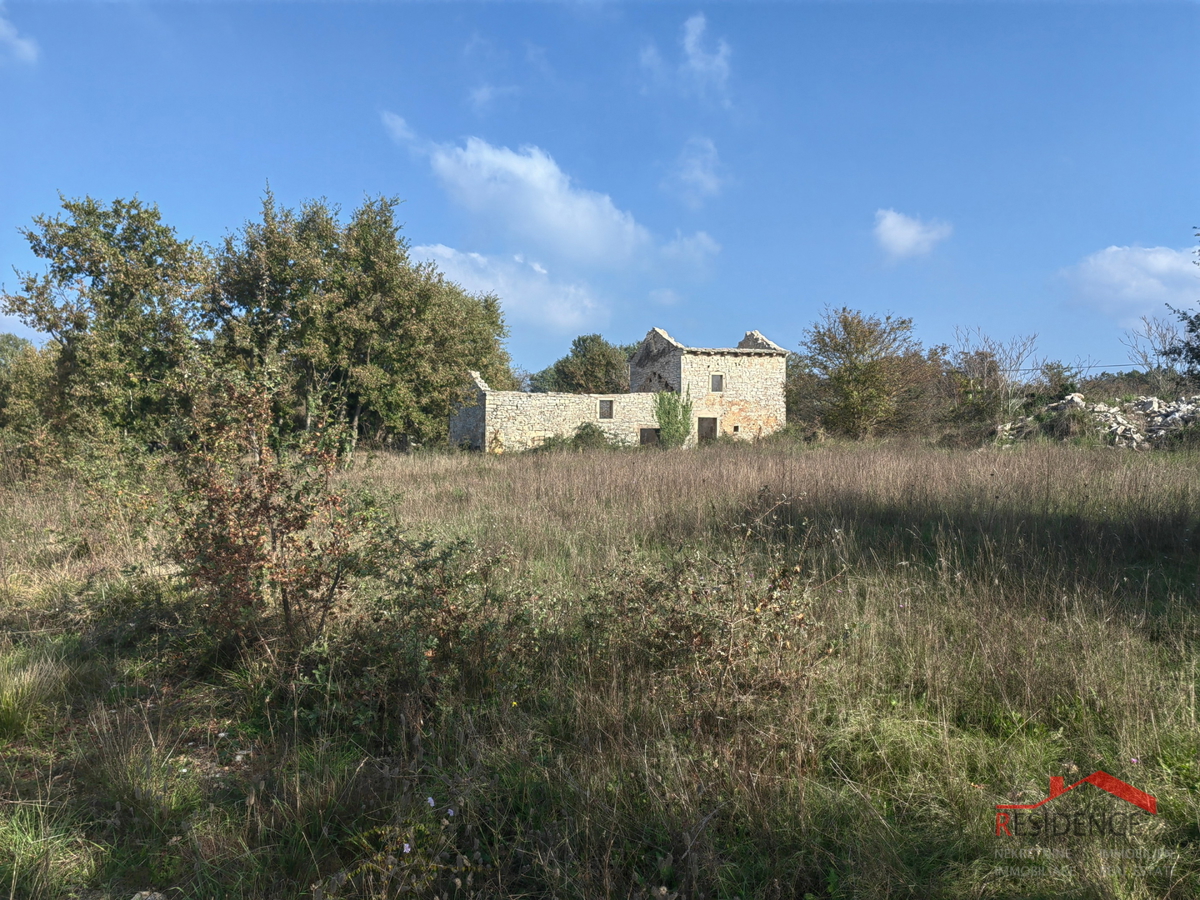 CUKRIĆI, UNA VECCHIA CASA IN PIETRA DA RISTRUTTURARE CON UN AMPIO GIARDINO