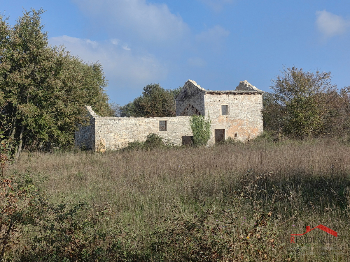 CUKRIĆI, UNA VECCHIA CASA IN PIETRA DA RISTRUTTURARE CON UN AMPIO GIARDINO