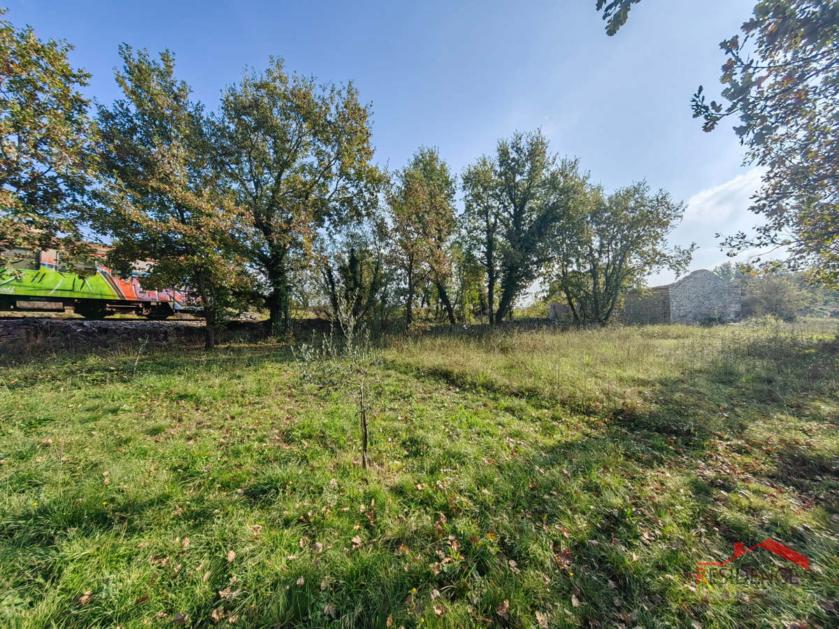 CUKRIĆI, UNA VECCHIA CASA IN PIETRA DA RISTRUTTURARE CON UN AMPIO GIARDINO