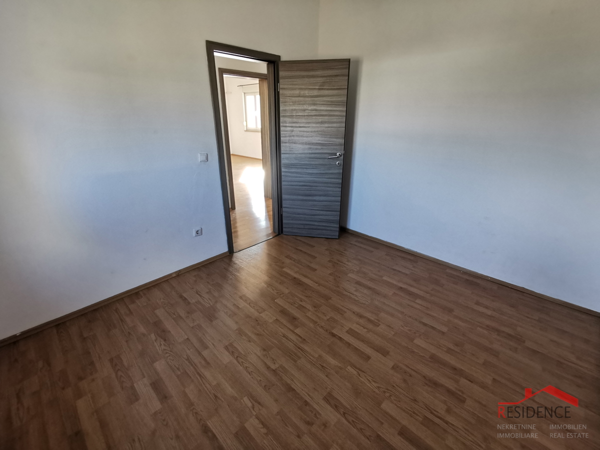 Pola, Gregovica, appartamento al 2° piano, giardino, posto auto