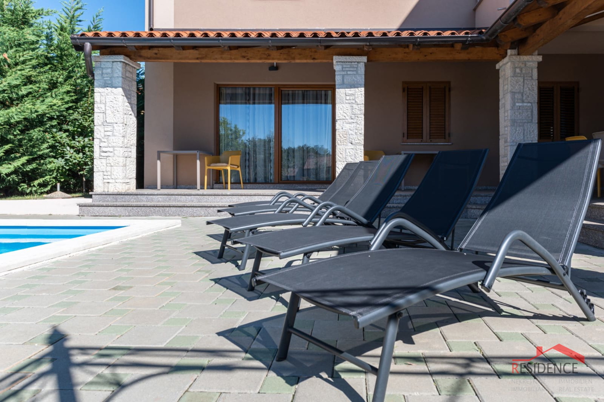 Banjole-Volme, splendido appartamento al piano terra con piscina