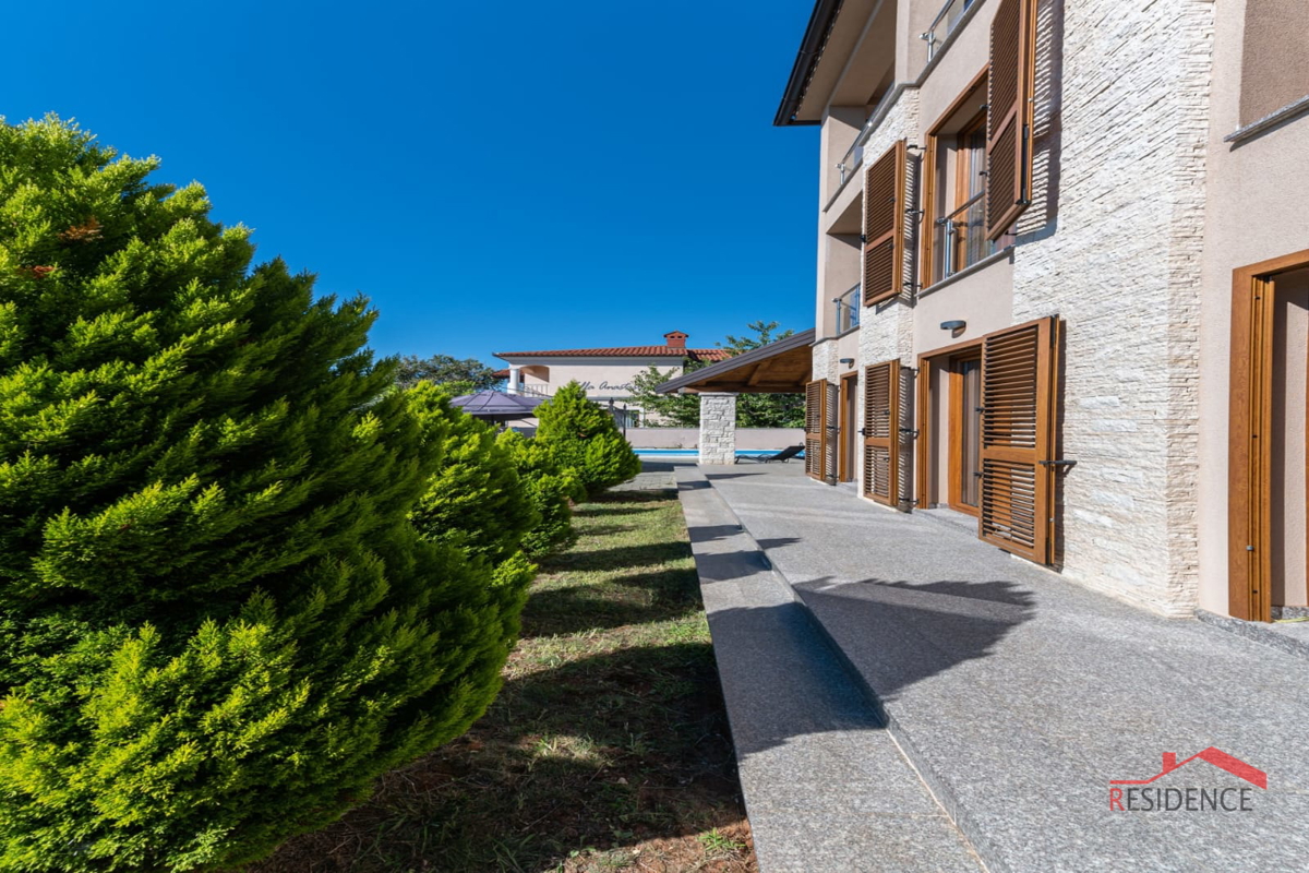 Banjole-Volme, splendido appartamento al piano terra con piscina