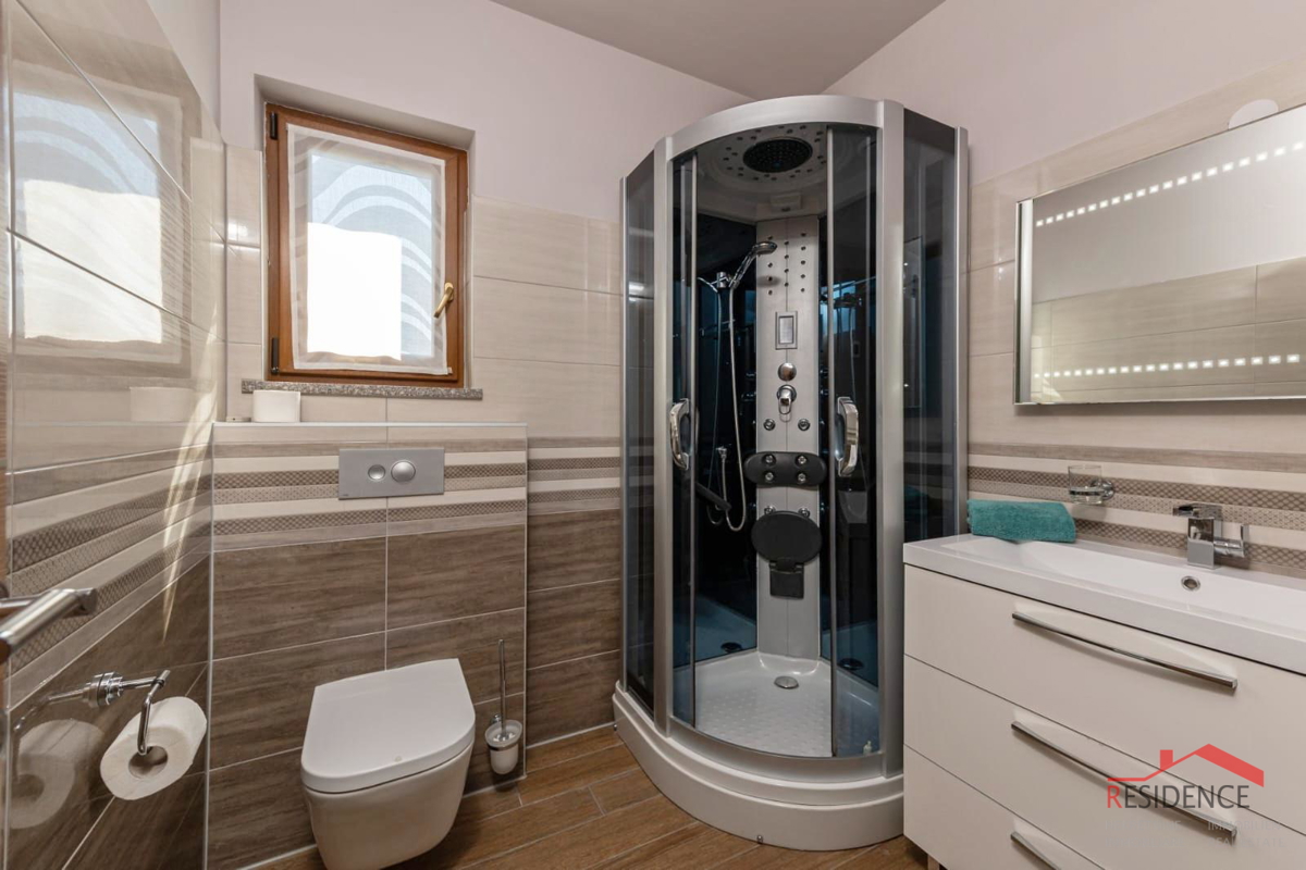 Banjole-Volme, splendido appartamento al piano terra con piscina