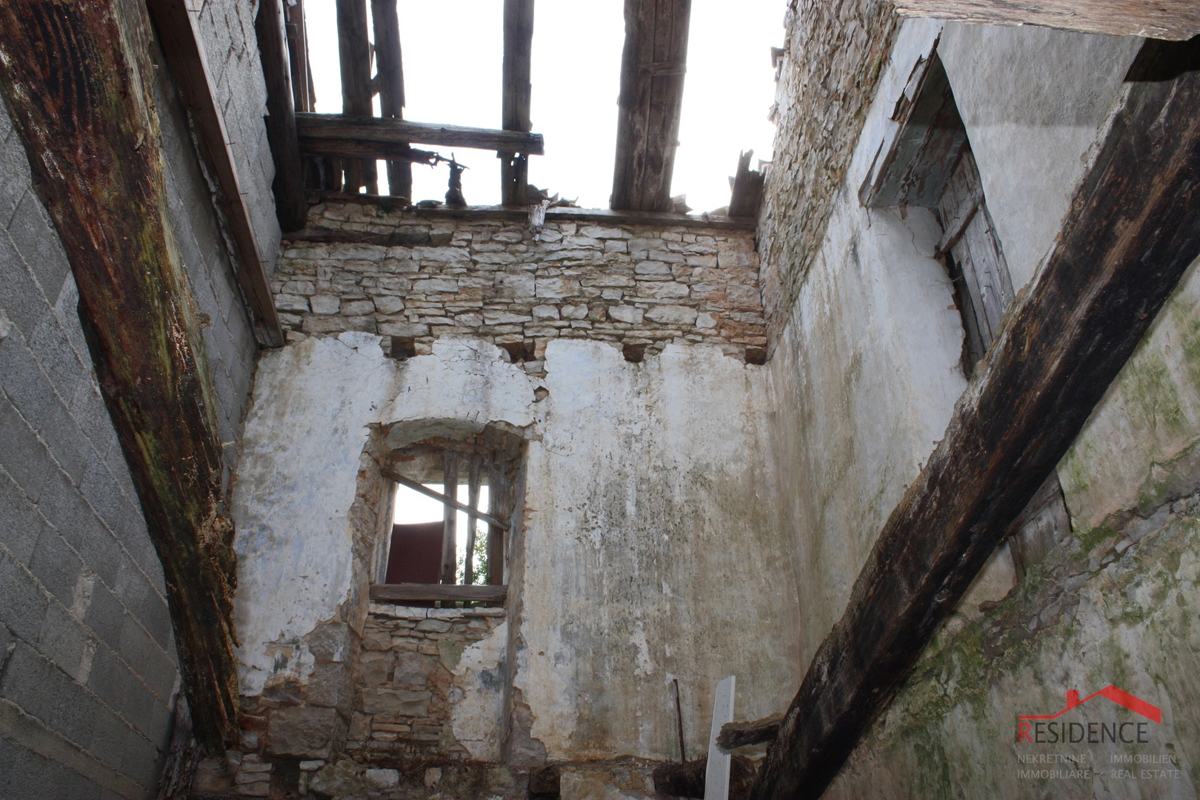 BODULERI, ANTICA CASA ISTRIANA DA RISTRUTTURARE CON AMPIO TERRENO