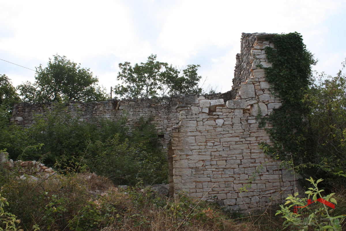 BODULERI, ANTICA CASA ISTRIANA DA RISTRUTTURARE CON AMPIO TERRENO
