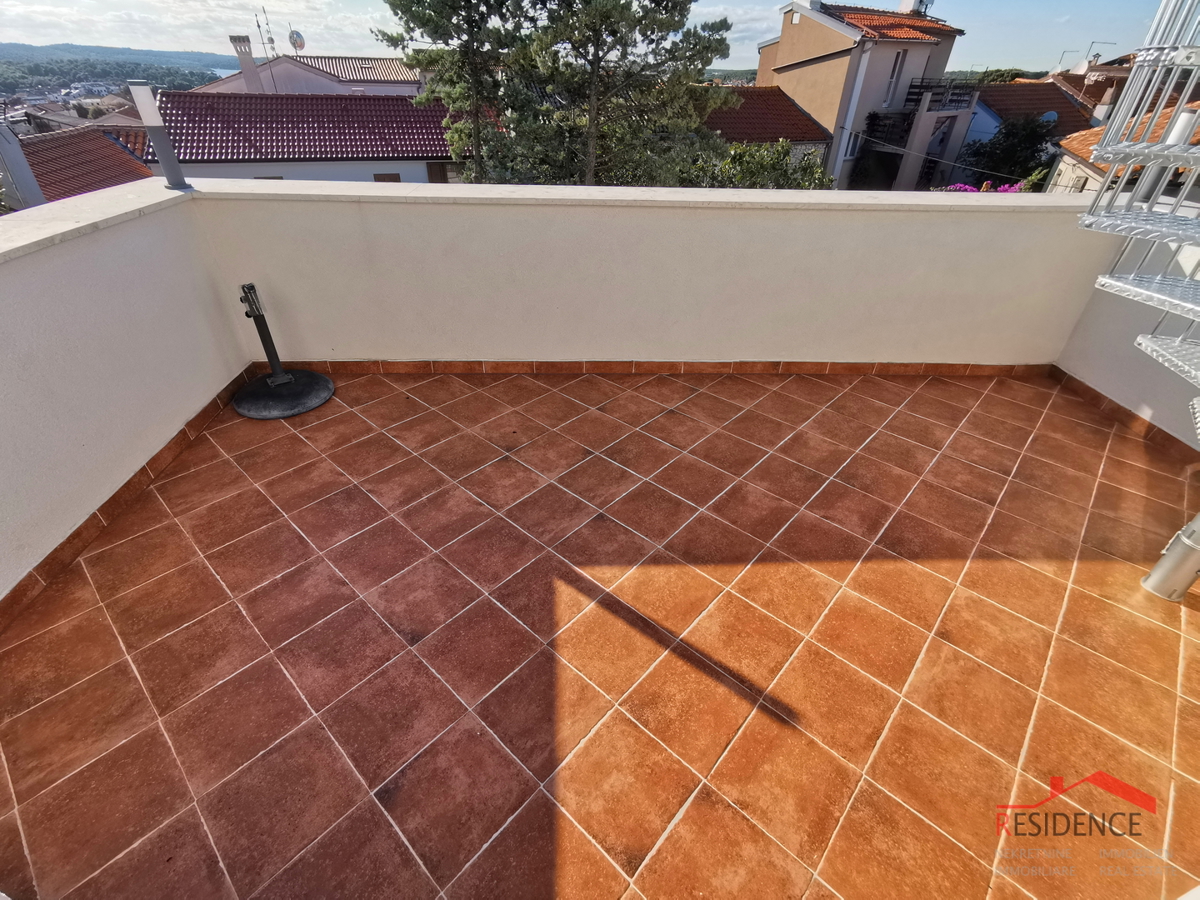 Medolino, centro, casa con 2 appartamenti, giardino, vista mare