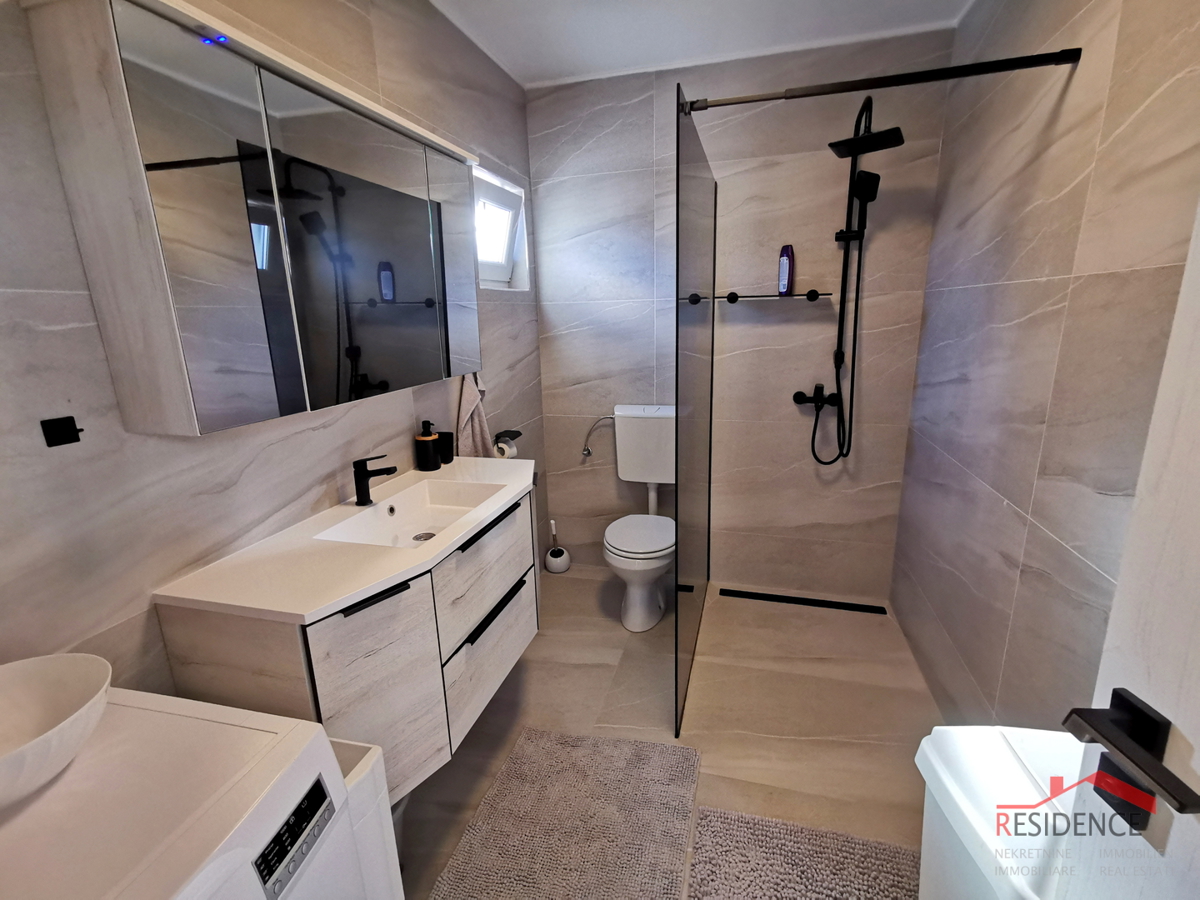 Medolino, centro, casa con 2 appartamenti, giardino, vista mare