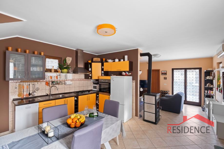 Pomer, casa familiare vicino al mare e ad Aci marina