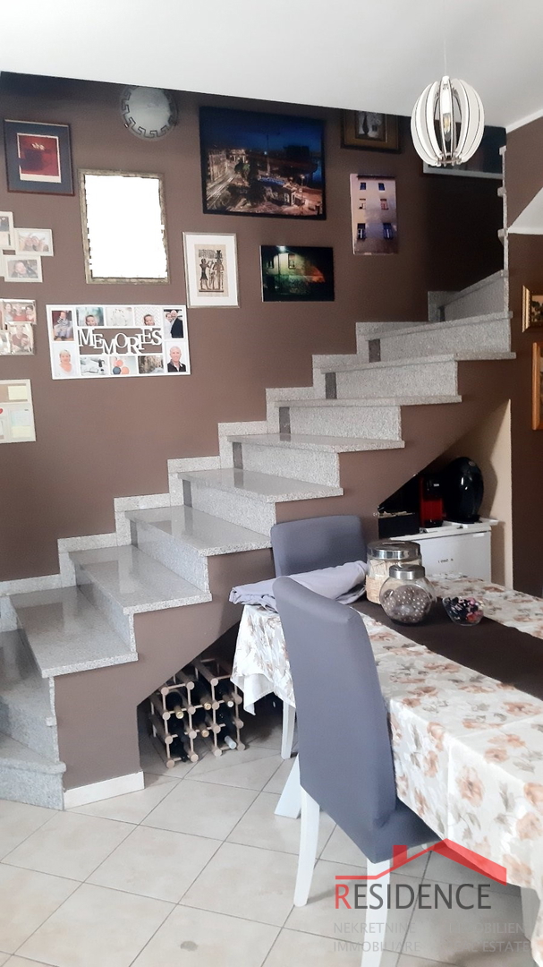 Pomer, casa familiare vicino al mare e ad Aci marina