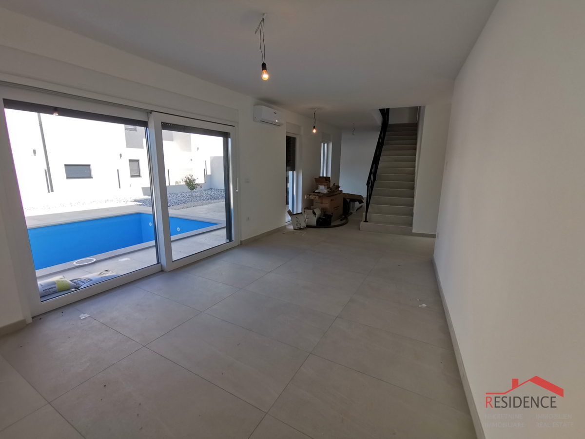 Ližnjan, moderna casa bifamiliare con piscina