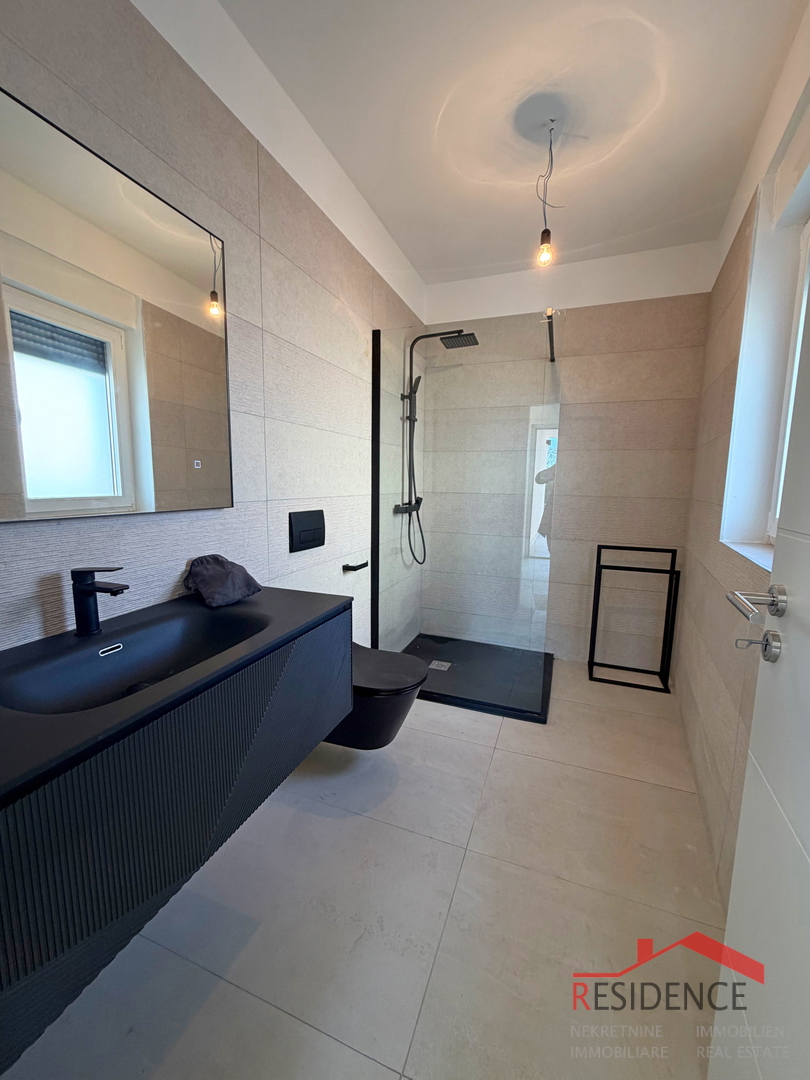 Ližnjan, moderna casa bifamiliare con piscina