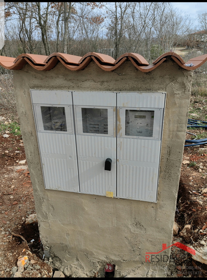 Terreno edificabile con permesso di costruzione, elettricità e acqua a Sveti Kirin