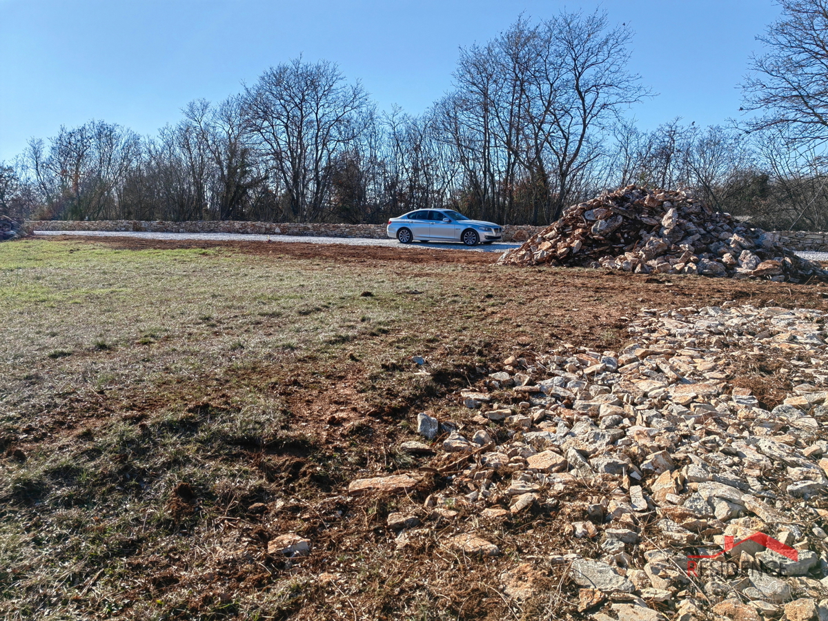 Terreno edificabile con permesso di costruzione, elettricità e acqua a Sveti Kirin