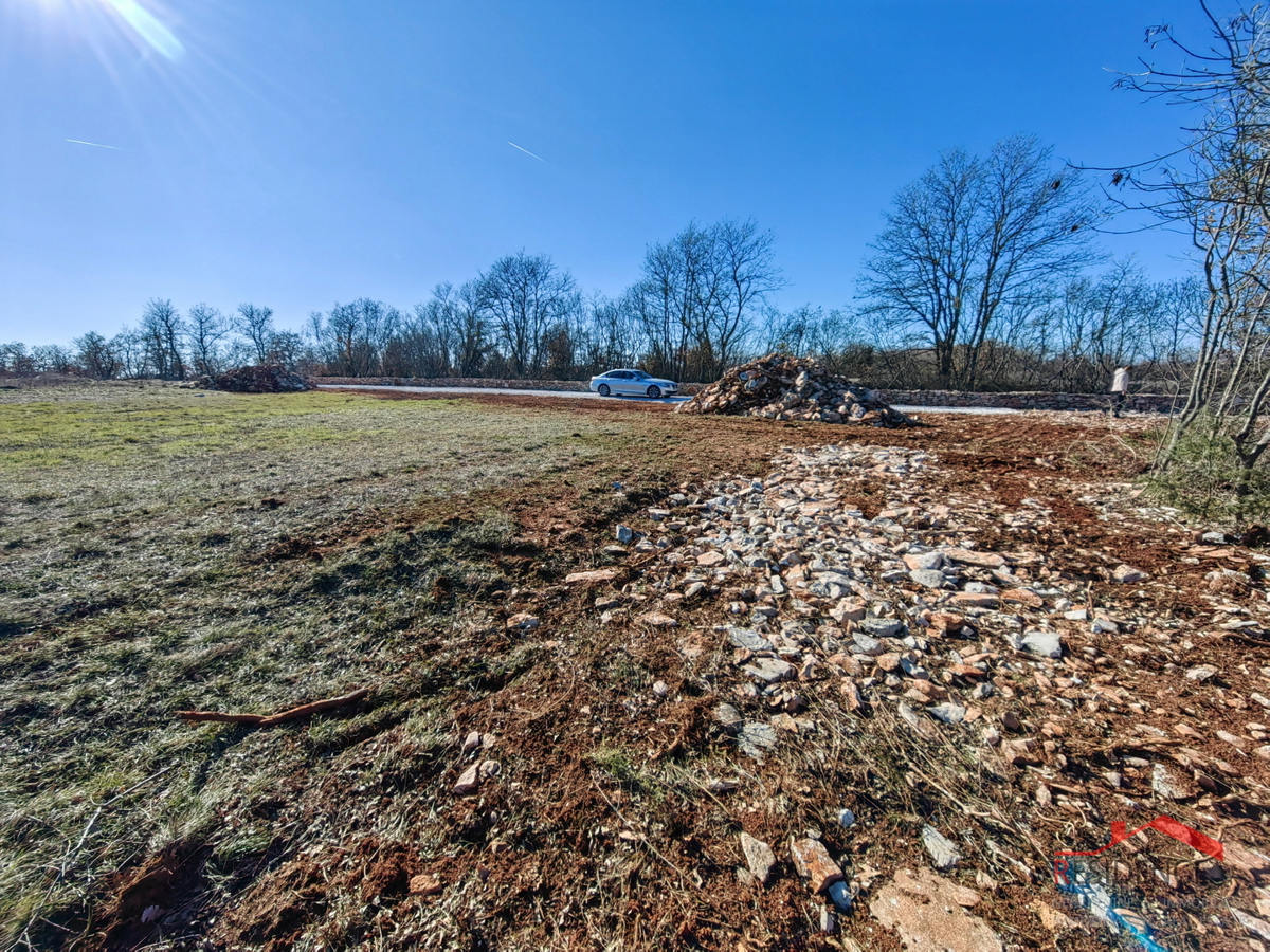 Terreno edificabile con permesso di costruzione, elettricità e acqua a Sveti Kirin