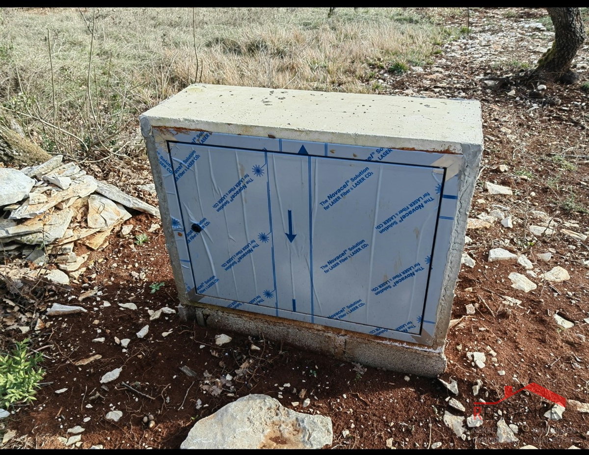 Terreno edificabile con permesso di costruzione, elettricità e acqua a Sveti Kirin