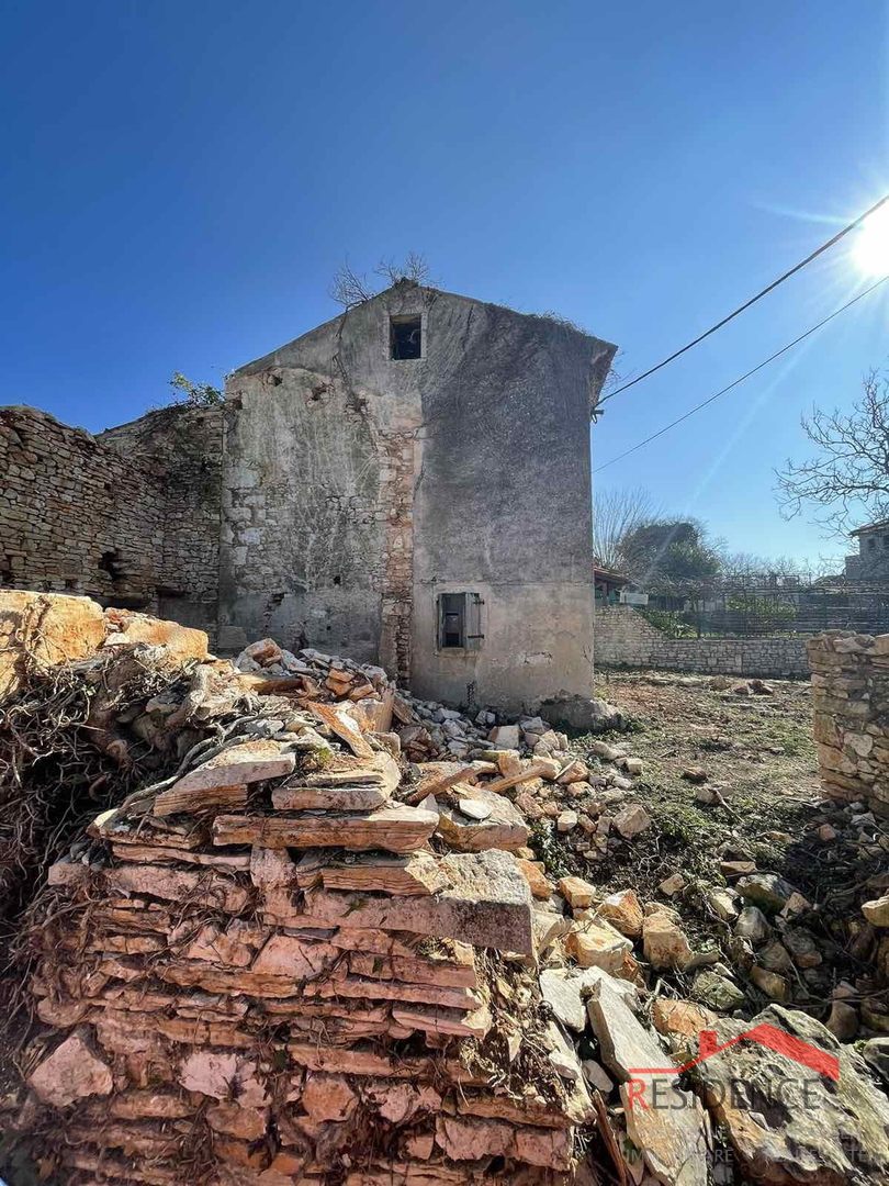 VALTURA, ANTICA CASA ISTRIANA IN PIETRA CON GIARDINO