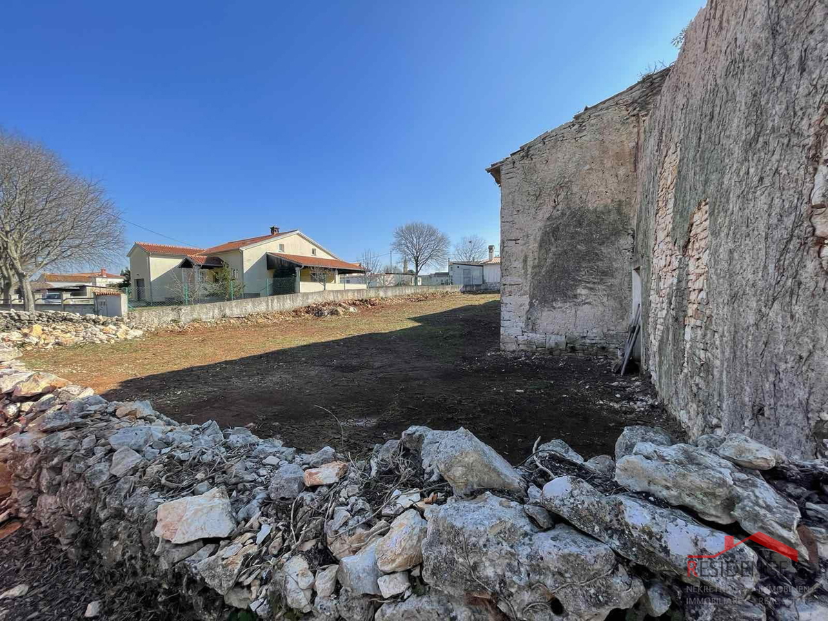 VALTURA, ANTICA CASA ISTRIANA IN PIETRA CON GIARDINO