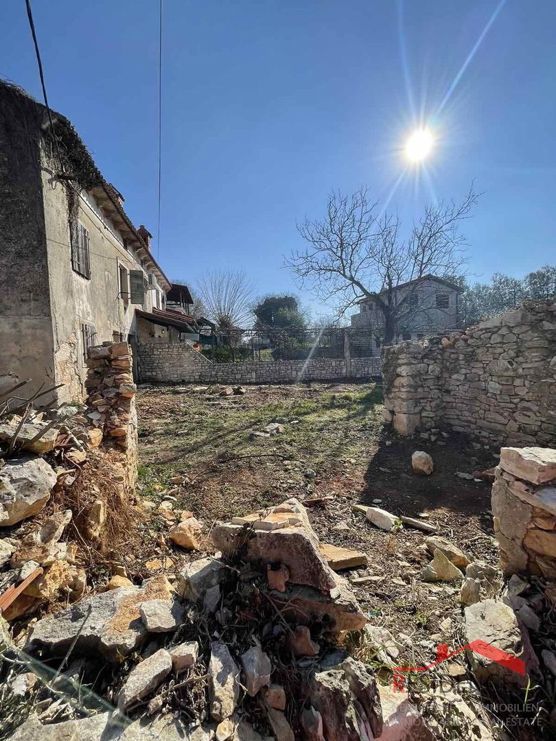 VALTURA, ANTICA CASA ISTRIANA IN PIETRA CON GIARDINO