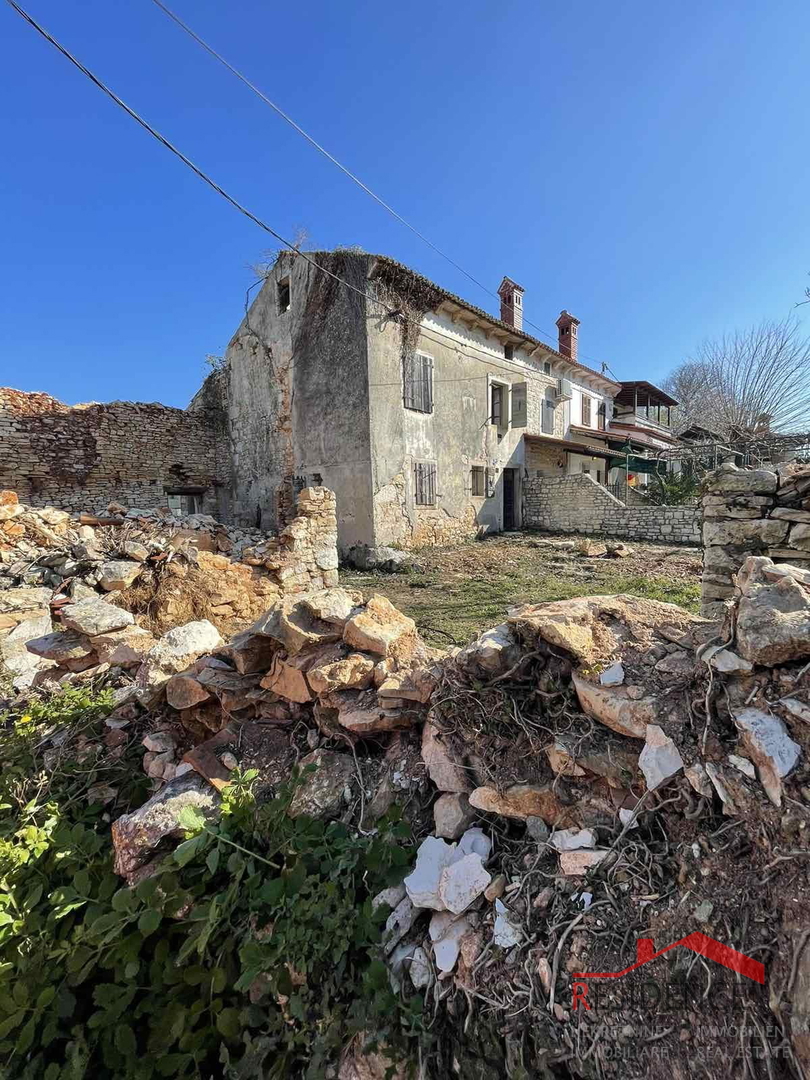 VALTURA, ANTICA CASA ISTRIANA IN PIETRA CON GIARDINO