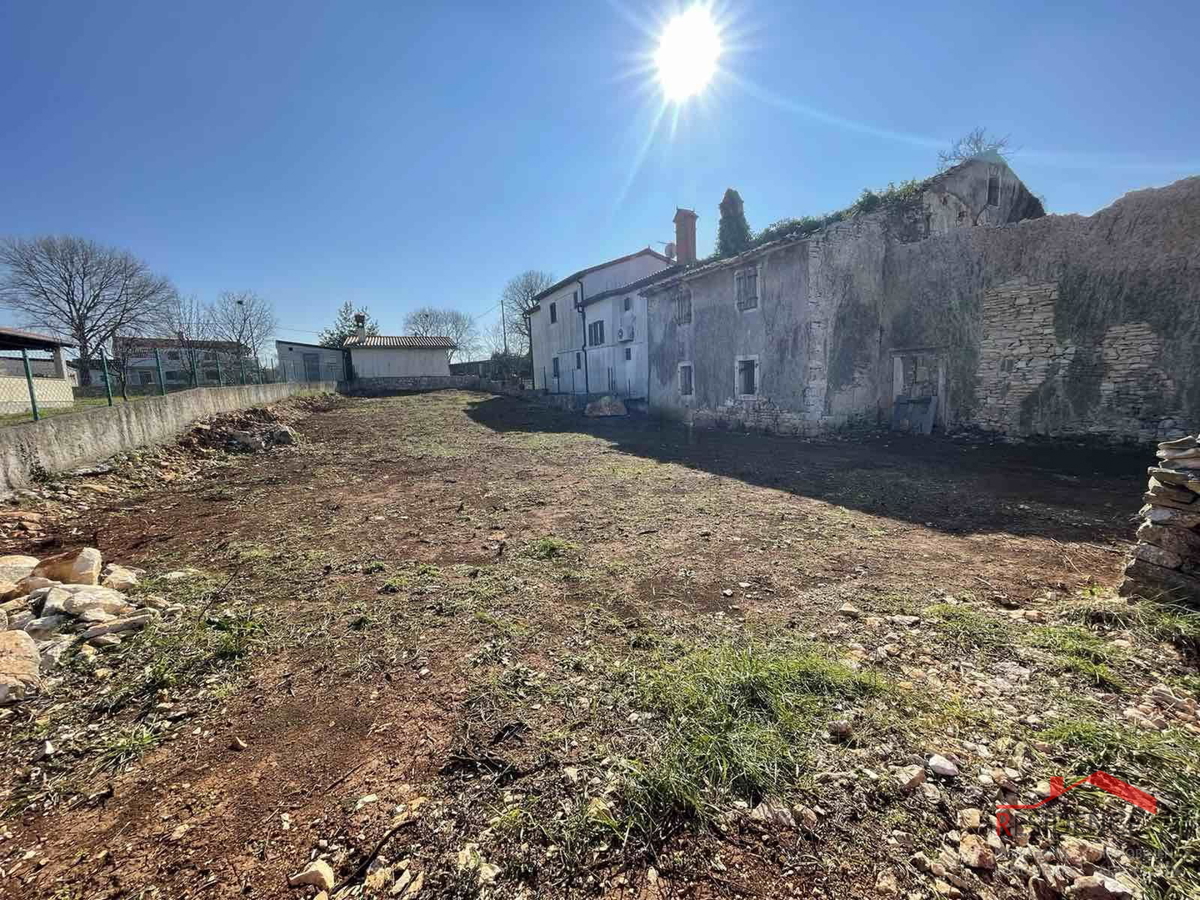 VALTURA, ANTICA CASA ISTRIANA IN PIETRA CON GIARDINO