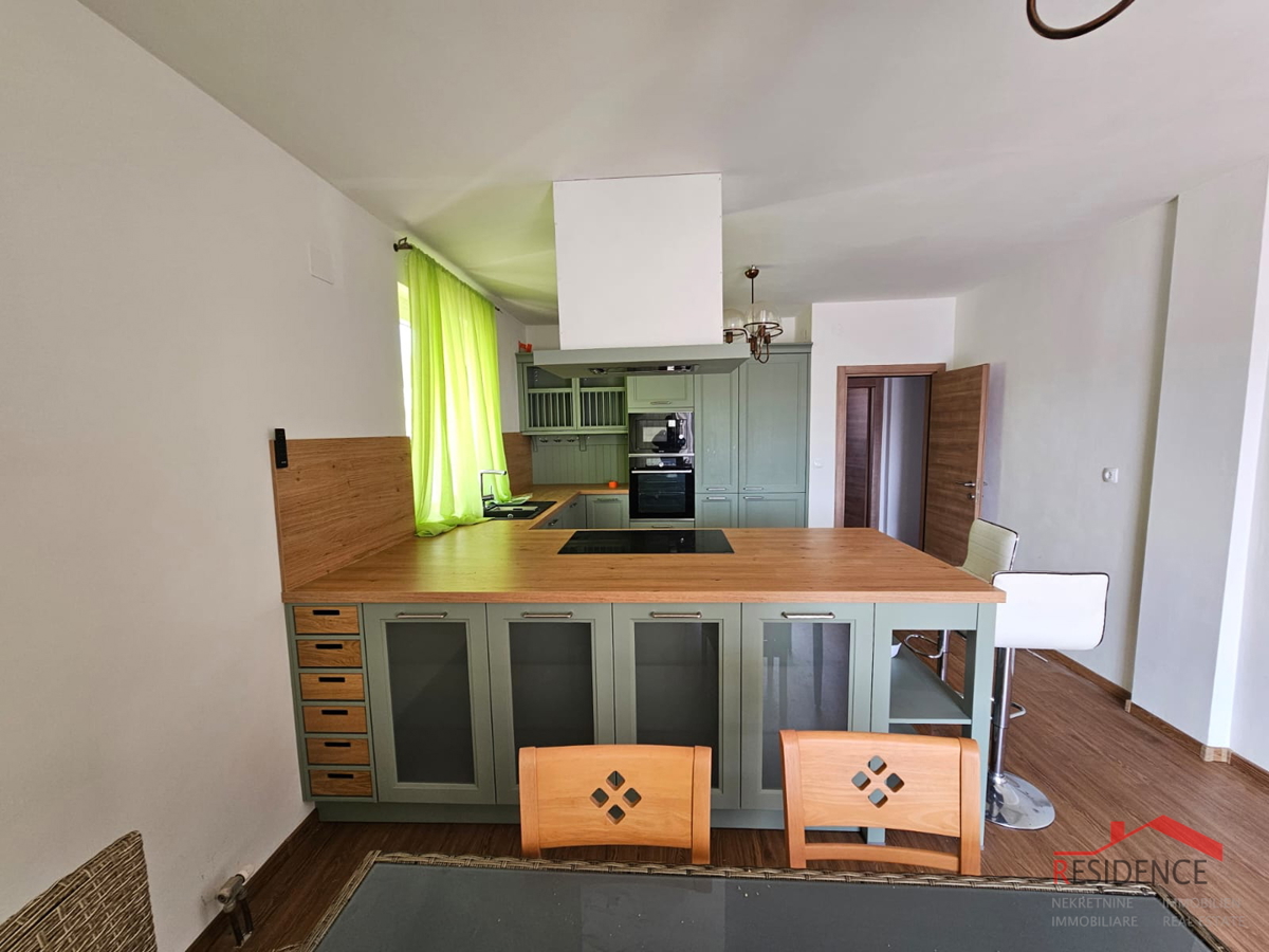 Banjole, una casa con tre appartamenti e vista mare
