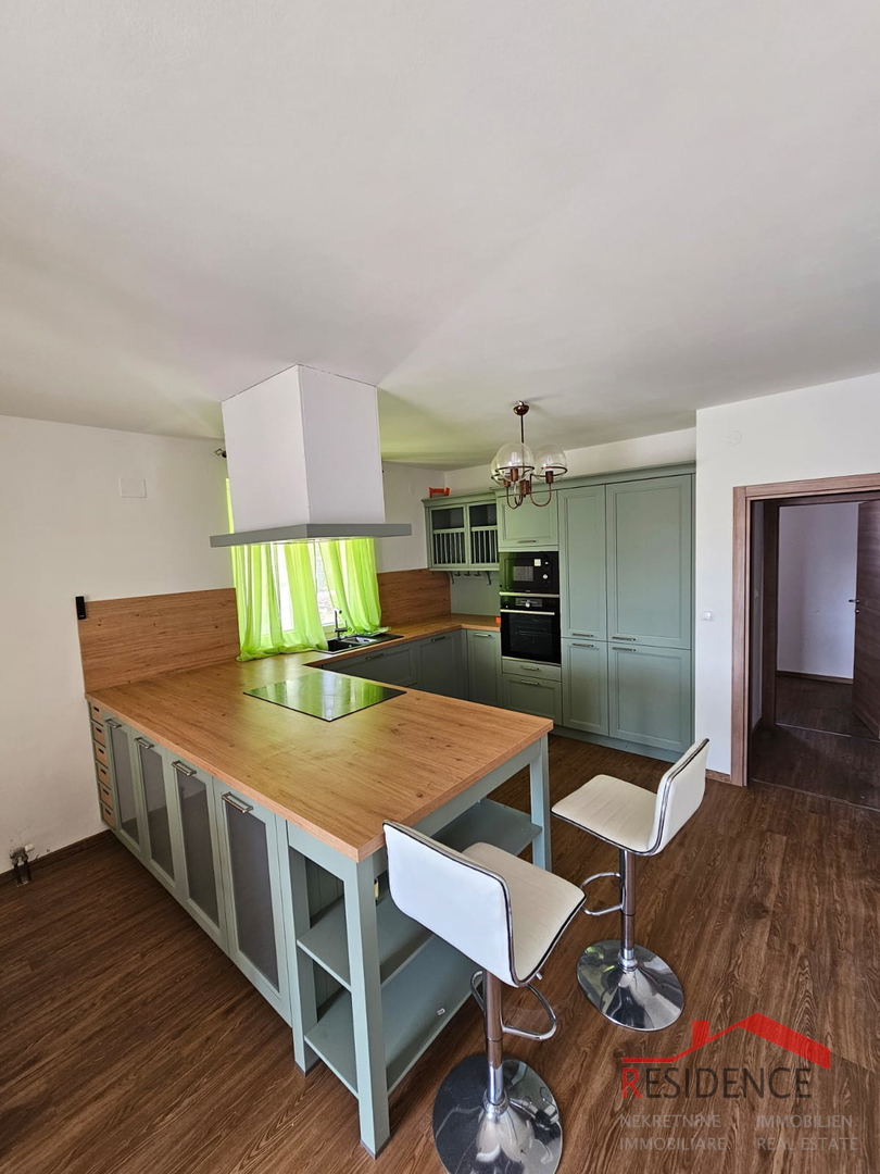 Banjole, una casa con tre appartamenti e vista mare