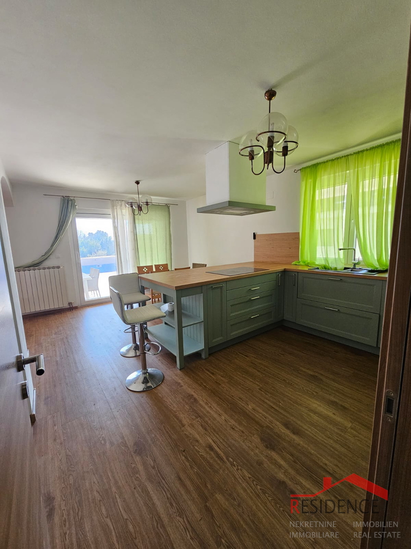 Banjole, una casa con tre appartamenti e vista mare