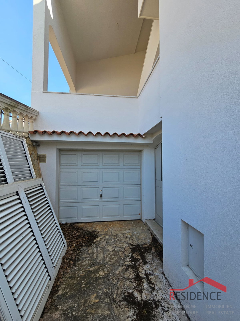 Banjole, una casa con tre appartamenti e vista mare
