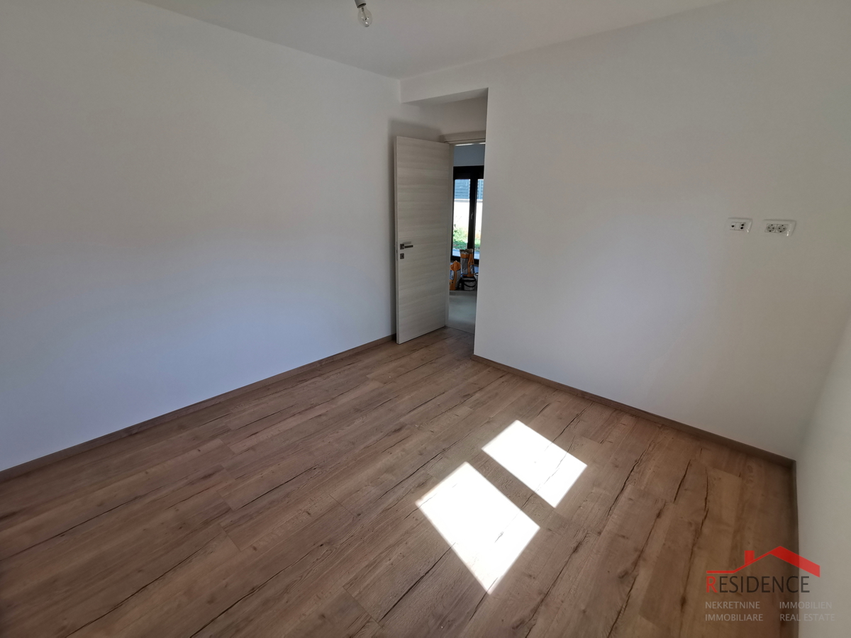 Medolino, nuova costruzione, appartamento al piano terra con giardino