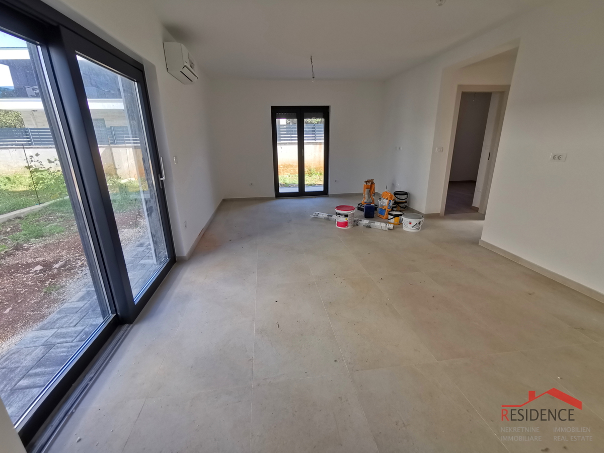 Medolino, nuova costruzione, appartamento al piano terra con giardino