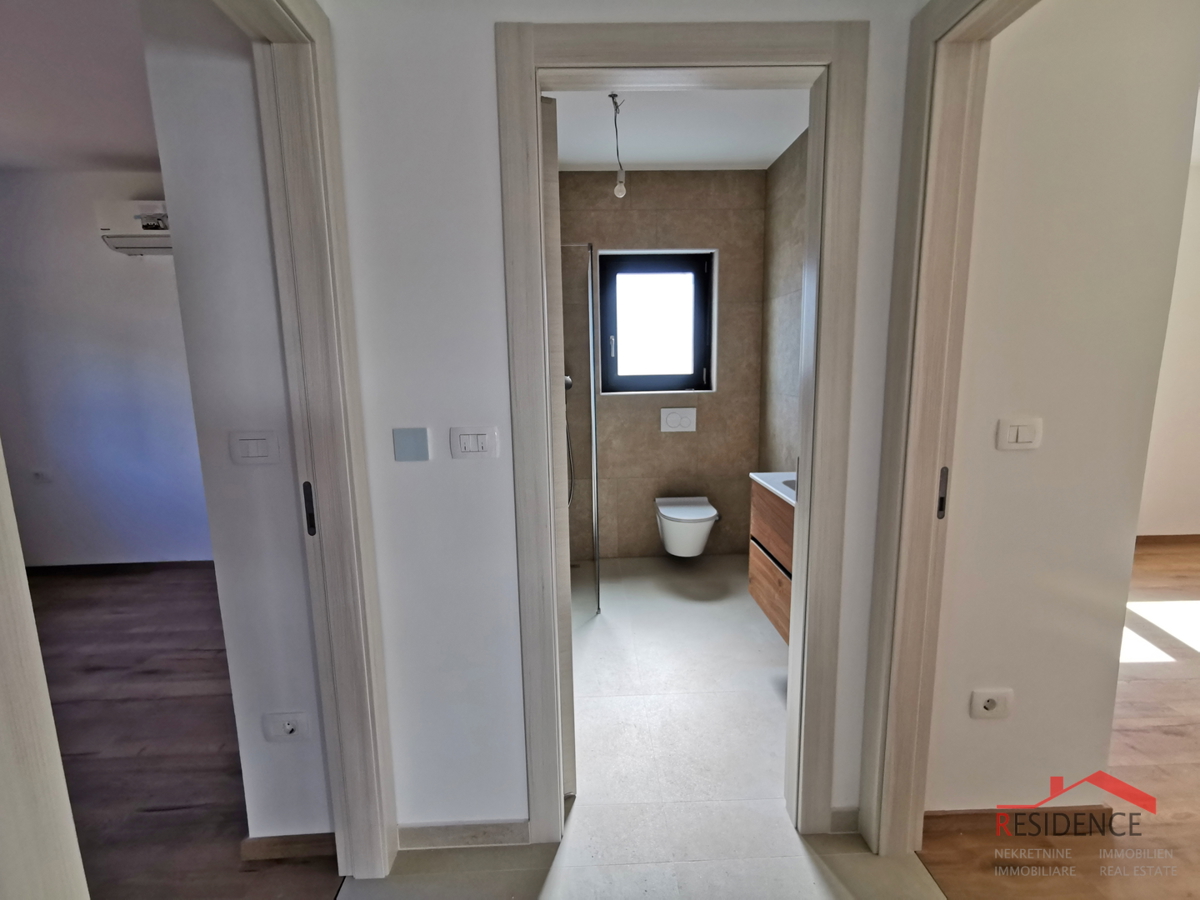 Medolino, nuova costruzione, appartamento al piano terra con giardino