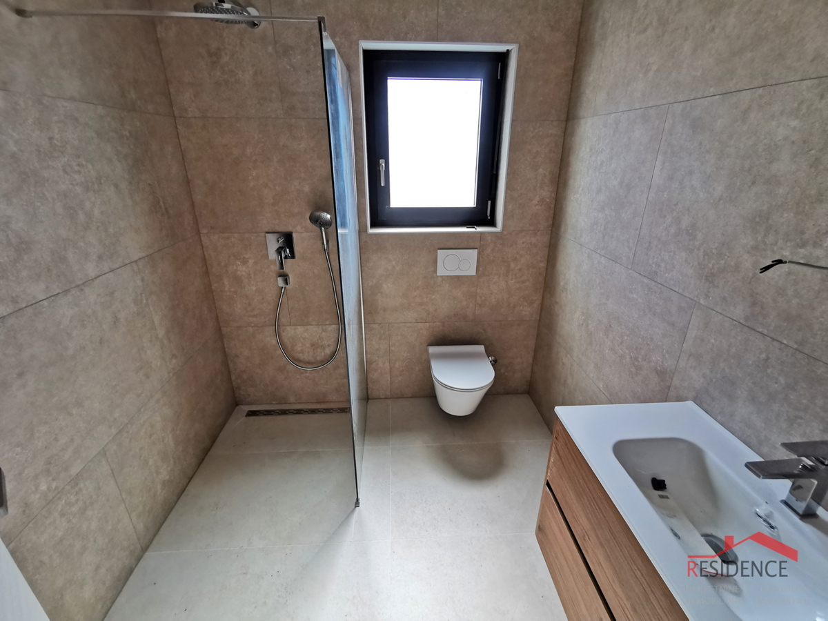 Medolino, nuova costruzione, appartamento al piano terra con giardino