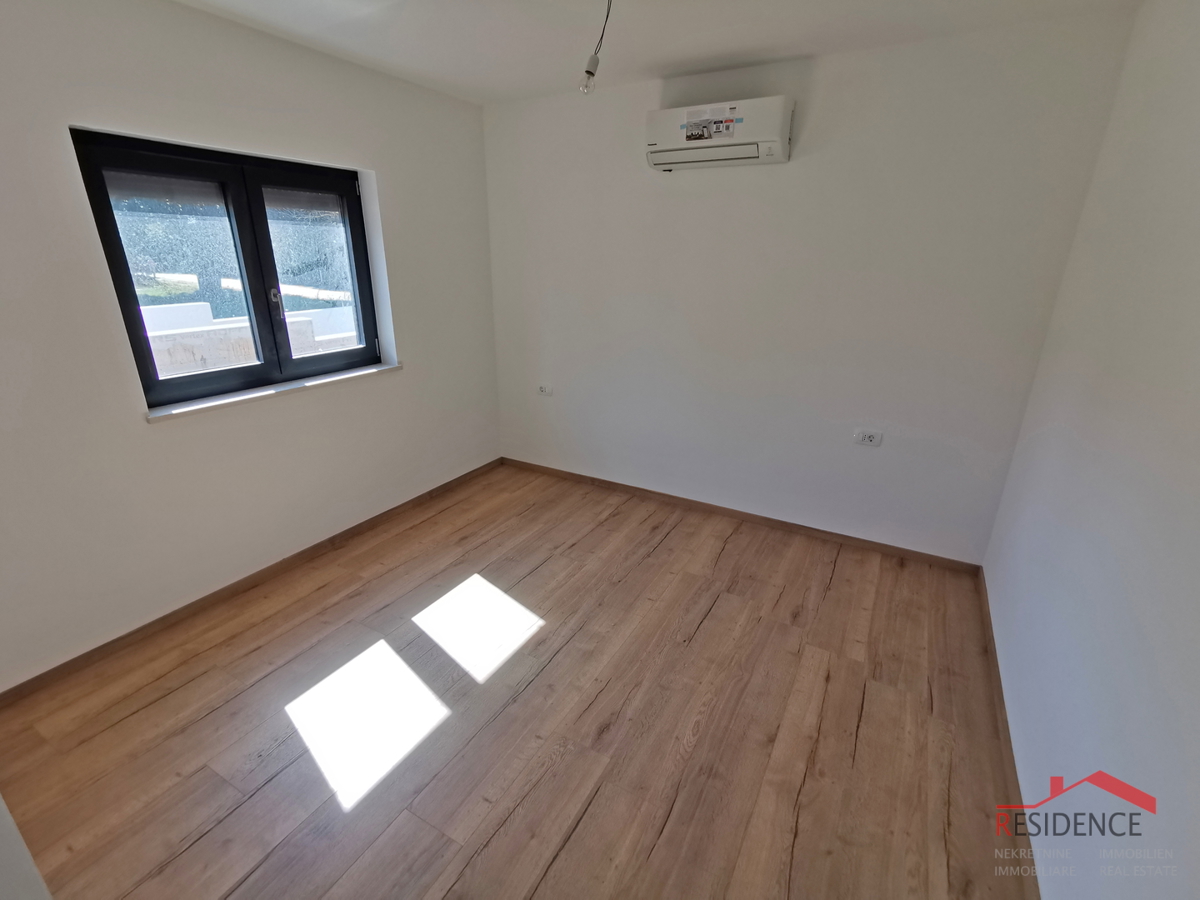 Medolino, nuova costruzione, appartamento al piano terra con giardino