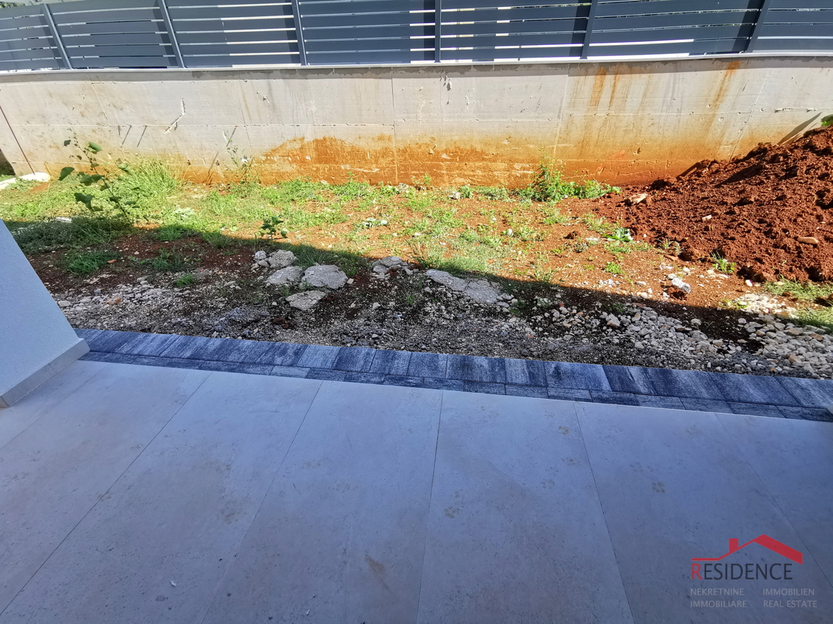 Medolino, nuova costruzione, appartamento al piano terra con giardino