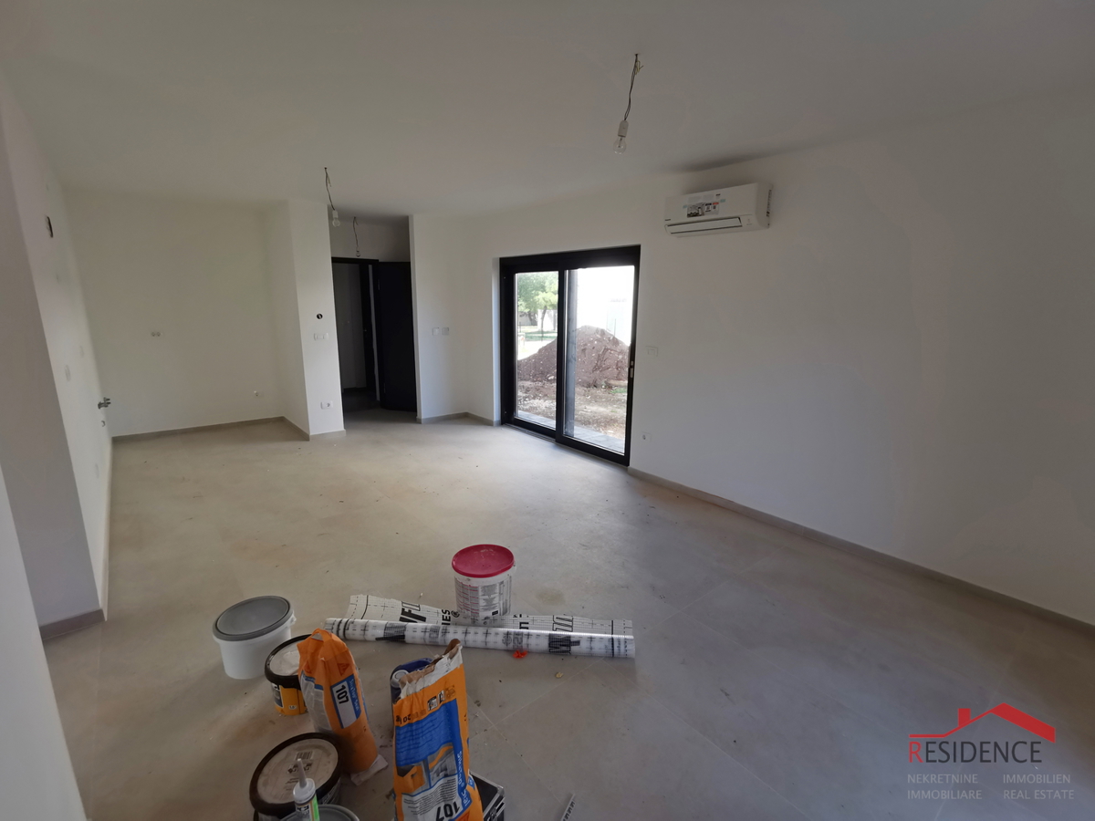 Medolino, nuova costruzione, appartamento al piano terra con giardino