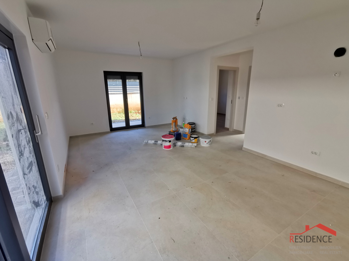 Medolino, nuova costruzione, appartamento al piano terra con giardino