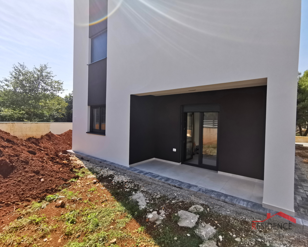 Medolino, nuova costruzione, appartamento al piano terra con giardino