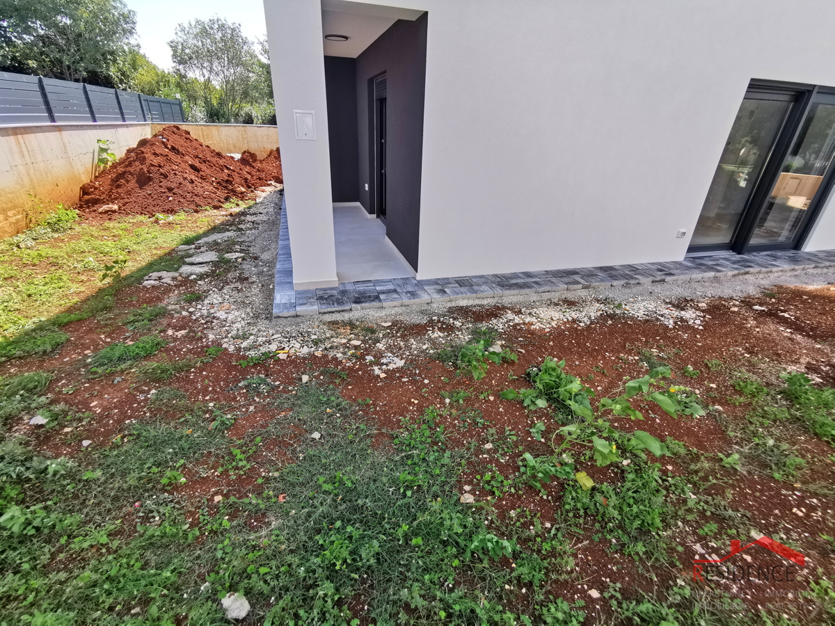 Medolino, nuova costruzione, appartamento al piano terra con giardino