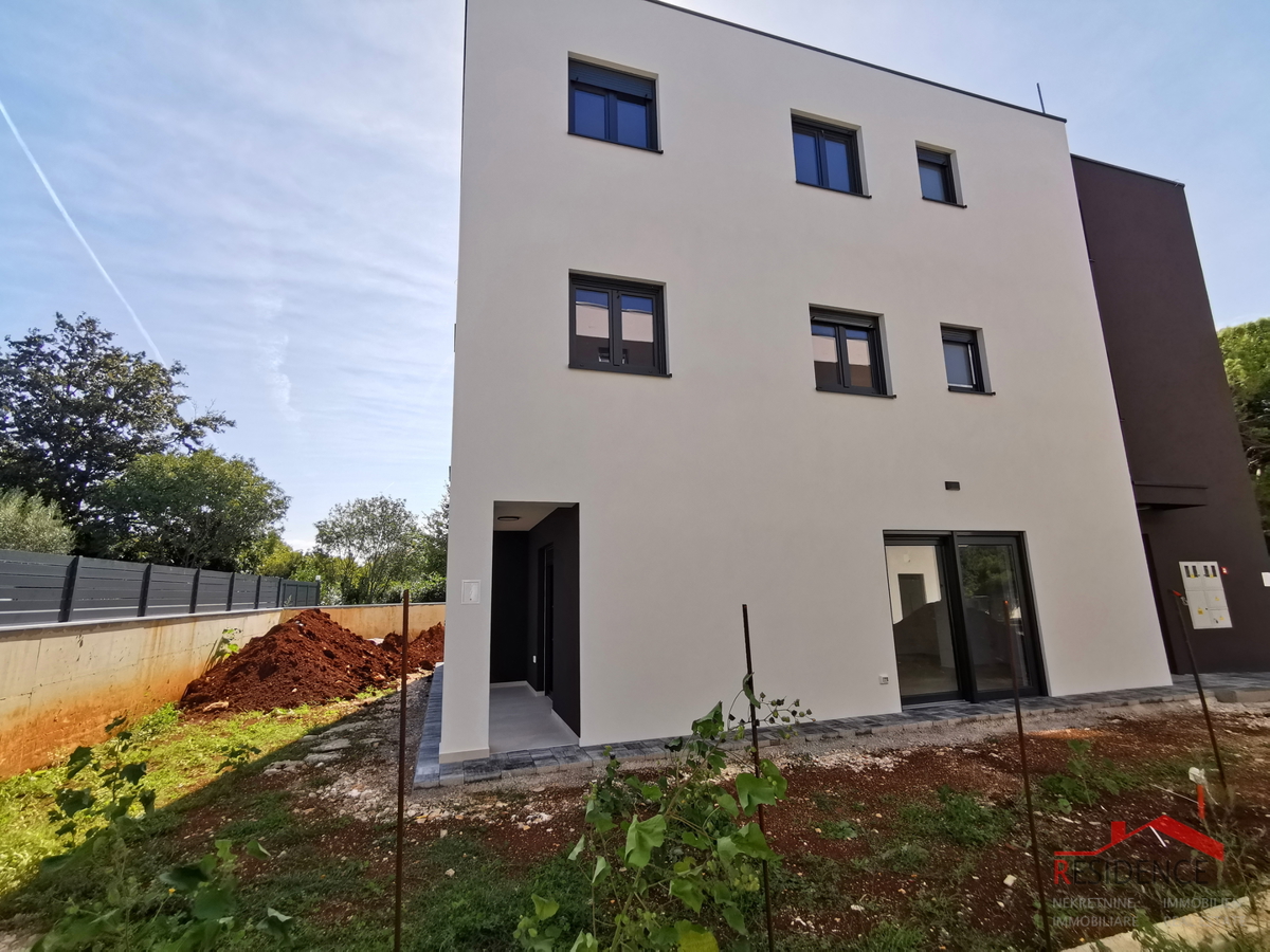 Medolino, nuova costruzione, appartamento al piano terra con giardino