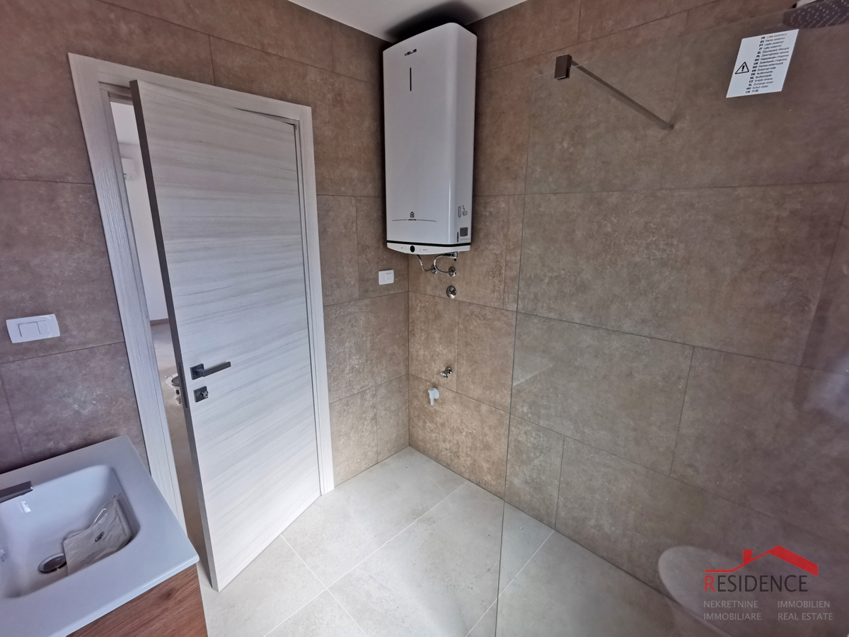 Medolino, nuova costruzione, appartamento al piano terra con giardino