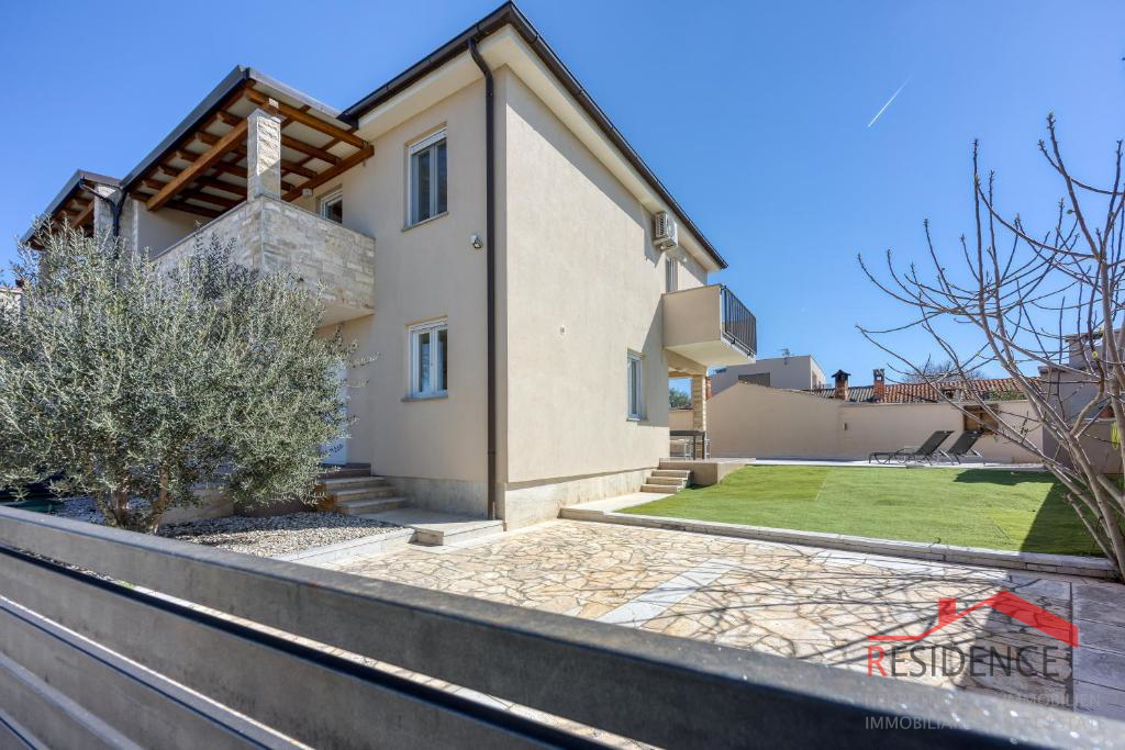 Galižana – Una bella casa bifamiliare con piscina e vista sul mare