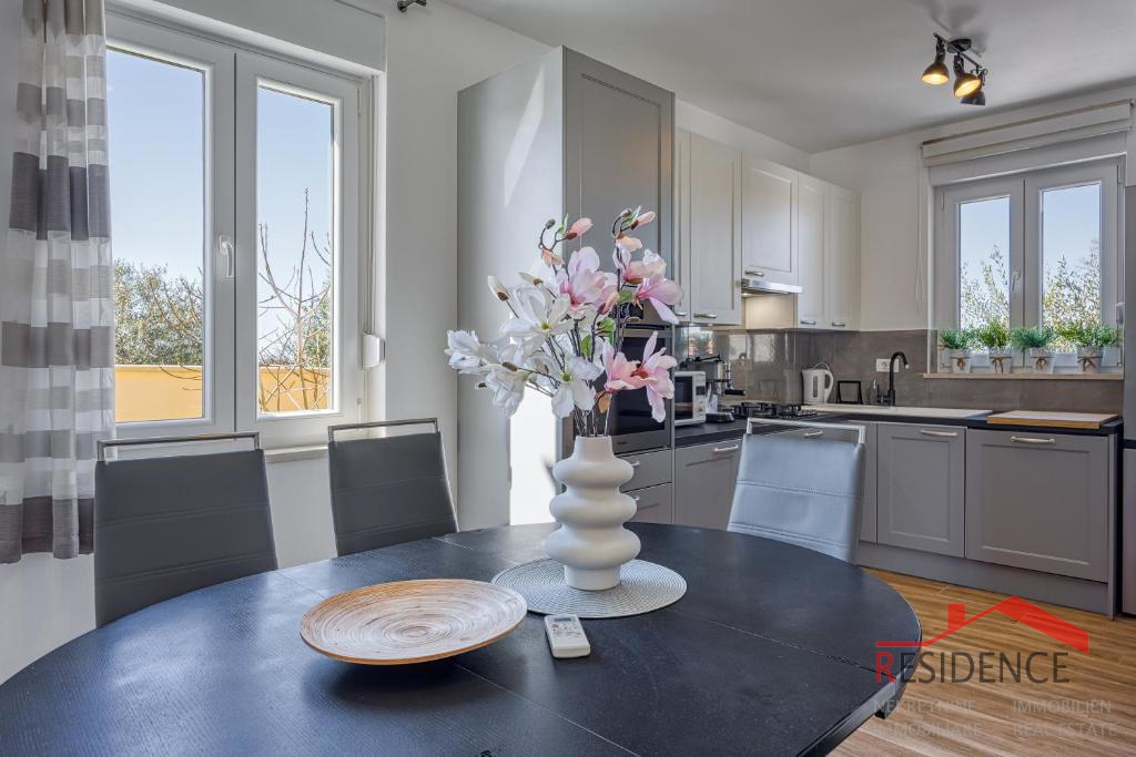 Galižana – Una bella casa bifamiliare con piscina e vista sul mare