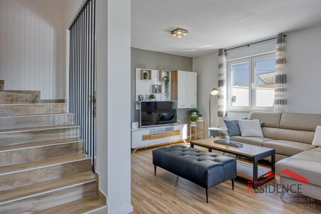 Galižana – Una bella casa bifamiliare con piscina e vista sul mare